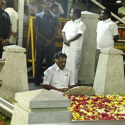 பன்னீர்செல்வத்தின் 40 நிமிட மெரினா தியானம்..! எப்படி சாத்தியம்?