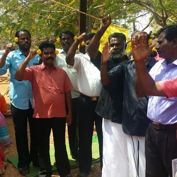 ஊதிய உயர்வு கேட்டு காதில் பூ வைத்துப் போராடிய ஆசிரியர்கள்!