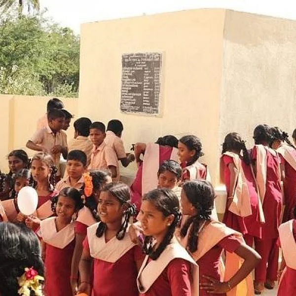 பள்ளியில் கழிவறை கட்ட விருது பணம் 50,000 தந்த ஆசிரியர்! #CelebrateGovtSchool