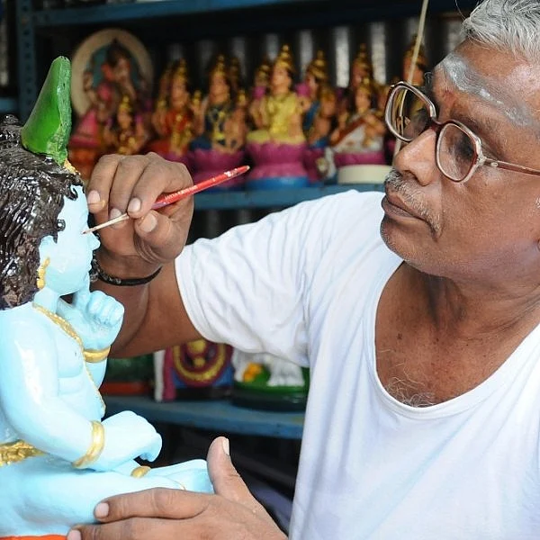 ‘பொம்மை பரமசிவன்’... உடைந்த கொலு பொம்மைகளுக்கு உயிரூட்டும் கலைஞர்!
