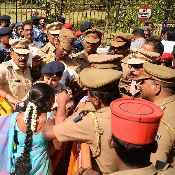 `கிரண் பேடி புதுச்சேரிக்குள் நுழைய முடியாது!' - துணை ராணுவத்திடம் சீறிய அமைச்சர்கள்