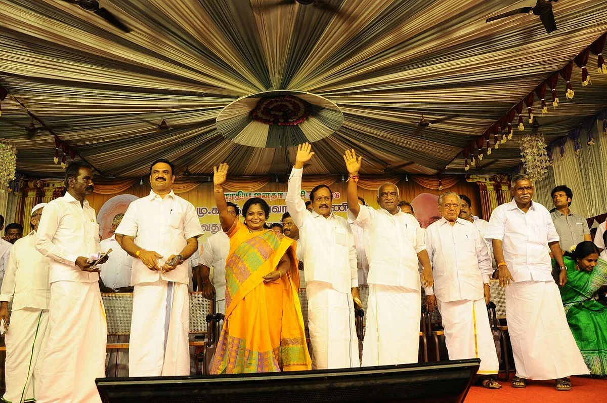 ஆட்களே இல்லாத பொதுக்கூட்டத்தில் வெளுத்து வாங்கும் பொன்.ராதாகிருஷ்ணன்!