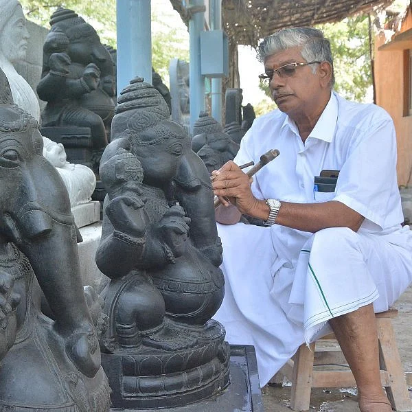 32 வகையான விநாயகர் சிலைகள்… மாமல்லபுரம் சிற்பி அசத்தல்!