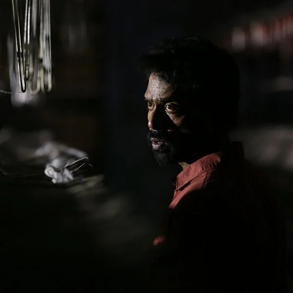 ``வஞ்சகர்கள் இருக்கிறார்கள்... வஞ்சகம் எங்கே பாஸ்?’’ 'வஞ்சகர் உலகம்' விமர்சனம்