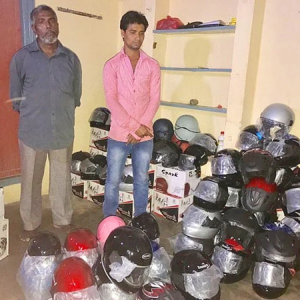 `விலை 300 ரூபாய்' - போலி ஹெல்மெட்களை கூவி விற்ற 2 பேர் சிக்கினர்