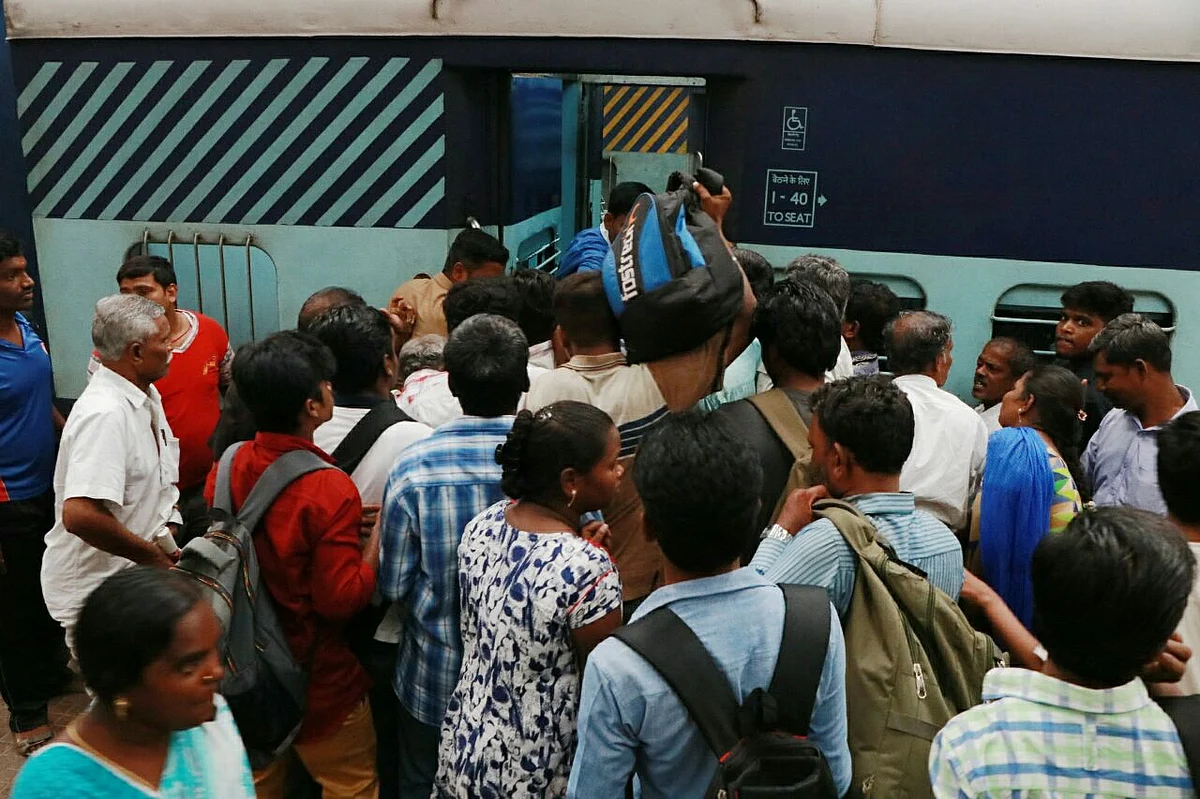 சொந்த ஊர்களுக்கு விரையும் மக்கள் கூட்டம்... எழும்பூர் ரயில் நிலையத்தில் தள்ளுமுள்ளு!