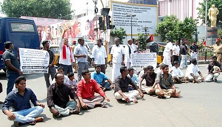 காமன்வெல்த் மாநாட்டை புறக்கணிக்கக்கோரி பெரியார் தி.வி.க. சாலை மறியல்!