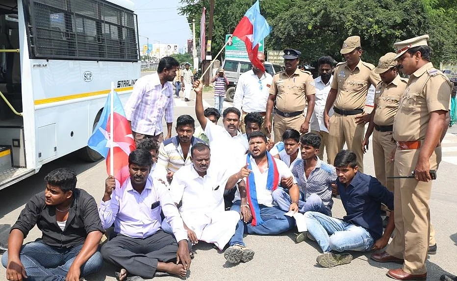 தமிழிசையை வன்கொடுமை சட்டத்தில் கைது செய்ய வி.சி.க வலியுறுத்தல்!