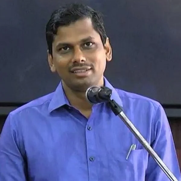 "இந்த மூன்று விஷயங்கள்தான் சக்சஸ் ஃபார்முலா..!" - வழிகாட்டும் இளம்பகவத் ஐ.ஏ.எஸ்