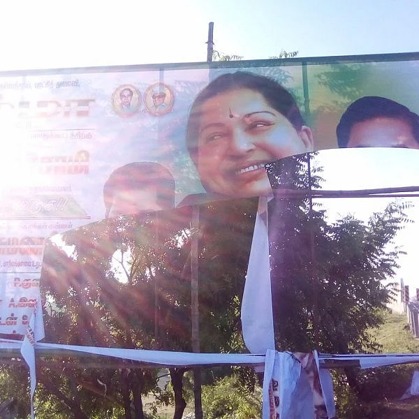 “கிழிக்கப்பட்ட ஓ.பி.எஸ் பேனர்!”- கொந்தளித்த விழுப்புரம் அ.தி.மு.க.