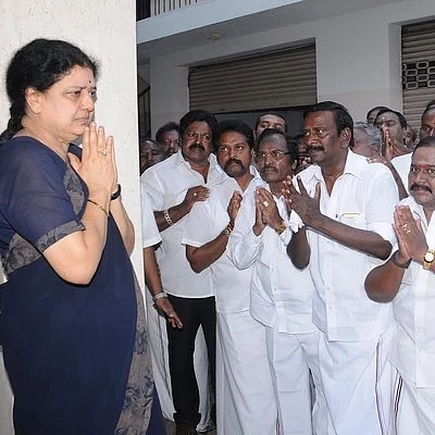 மனம் மாறுகிறாரா சசிகலா?! - எதிர்ப்பை எதிர்கொள்ள புது வழி