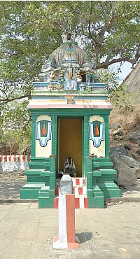அரங்கனை மார்பில் தாங்கிய பிள்ளை லோகாச்சாரியார்