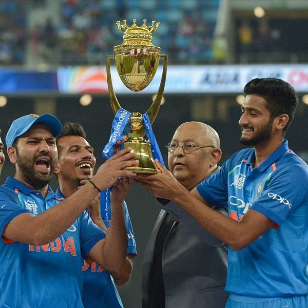 `ஆசியக்கோப்பையைக் கொடுத்தது ரோகித்; சொன்னது தோனி ’ - மறக்க முடியாத தருணம் கலீல் நெகிழ்ச்சி