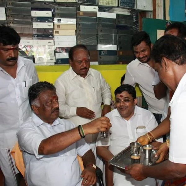 `இதை அப்படியே மெயின்டெய்ன் பண்ணுங்க!’- டீக்கடைக்காரரை குஷிப்படுத்திய பன்னீர் செல்வம்!