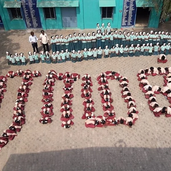 ஆம்பூர் அரசுப் பள்ளி மைதானத்தில் அறிவியல் மேதை சர்.சி.வி ராமன்!