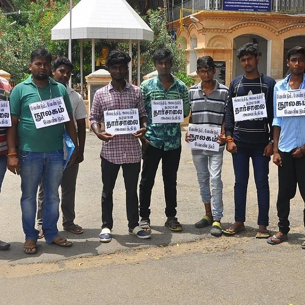 `நூலகத்தையும் தார்ச்சாலையையும் காணவில்லை!’ - ஆட்சியர் அலுவலகத்தை அதிரவைத்த புகார்