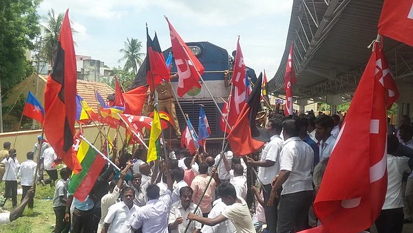 என்எல்சி தொழிலாளர்களுக்கு ஆதரவாக அனைத்து கட்சியினர் ரயில் மறியல்!