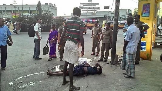 போதையில் மயங்கி கிடந்த பெண்: பாதை மாறும் தமிழகம்!
