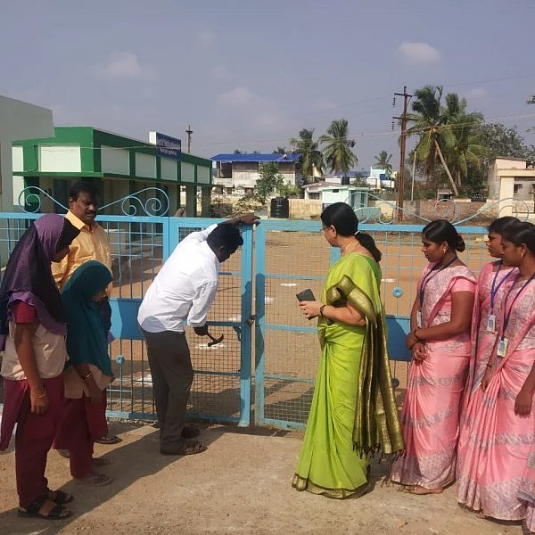 புதுக்கோட்டையில் பள்ளிக்கு வெளியே காத்திருந்த மாணவர்கள்! - பூட்டை உடைத்த கல்வி அலுவலர்