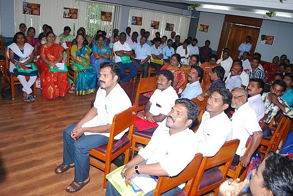 ஆசிரியர்கள் மாணவர்களின் நண்பன்...!