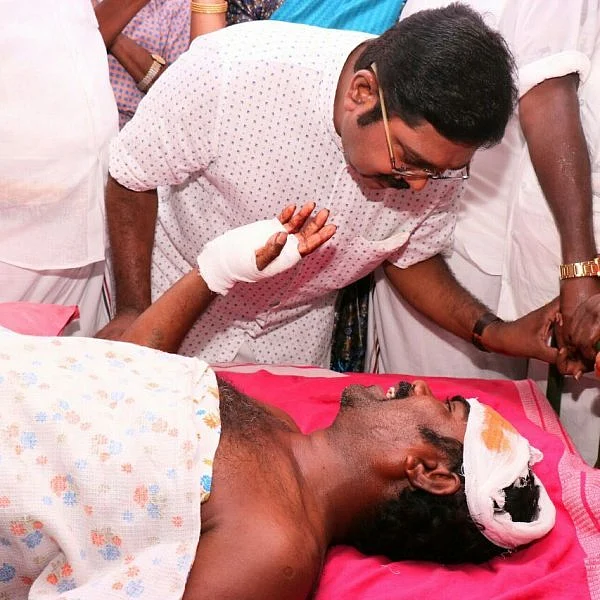 கட்சி நிர்வாகிக்கு ஆறுதல் கூறச் சென்ற தினகரன்! தொண்டர்கள் மிகுதியால் உடைந்த கண்ணாடி