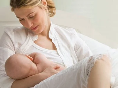குழந்தைக்கு வசதியாக தாய்ப்பால் கொடுக்க உதவும் 5 நிலைகள்! #WorldBreastFeedingWeek