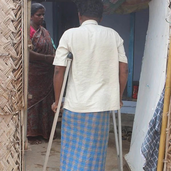 `எந்த உதவியானாலும் கேளுங்க; தட்டாமல் செய்றேன்!’ - காலை இழந்தவருக்கு கலெக்டர் கொடுத்த நம்பிக்கை