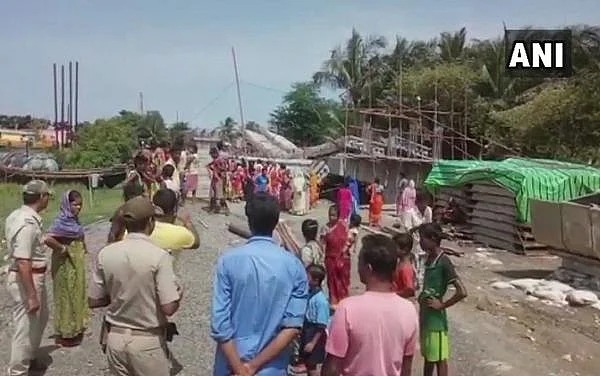 மேற்கு வங்கத்தில் தொடர்ந்து இடிந்துவிழும் பாலங்கள்! தப்பிய தாெழிலாளர்கள்