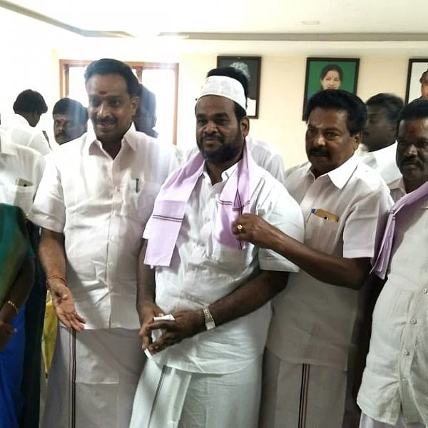 அரவக்குறிச்சி அ.ம.மு.க-வினரை அ.தி.மு.க-வுக்கு இழுத்த அமைச்சர்! - ஆடிப்போன செந்தில் பாலாஜி தரப்பு