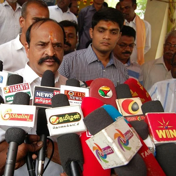 `கோரிக்கை வைத்தால் கருணாநிதிக்கு மணிமண்டபம் அமைப்போம்’ - அமைச்சர் கடம்பூர் ராஜு தகவல்