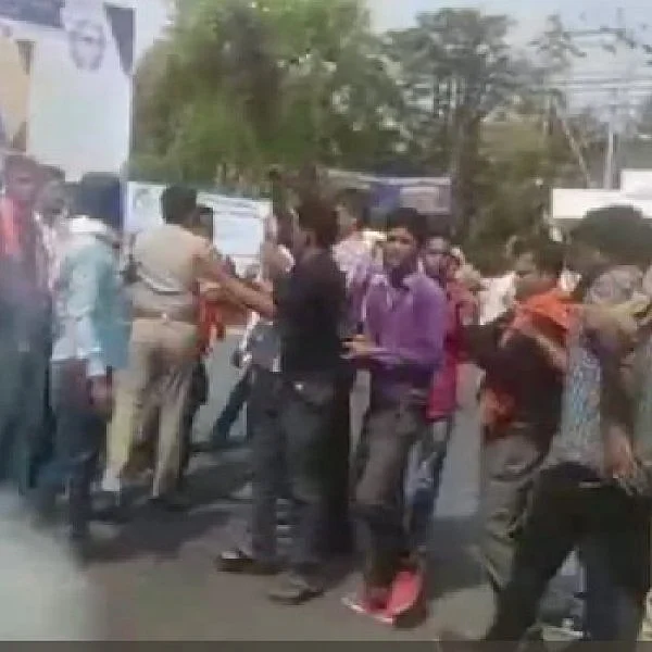 ஜின்னா புகைப்படம் விவகாரம்... பற்றி எரியும் அலிகார் பல்கலைக் கழகம்... போலீஸ் தடியடி !