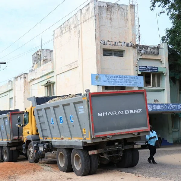 ராமேஸ்வரத்தில் அனுமதியின்றி மணல் கடத்தல் - அதிகாரிகளின் திடீர் சோதனையில் சிக்கிய டிப்பர் லாரிகள்!