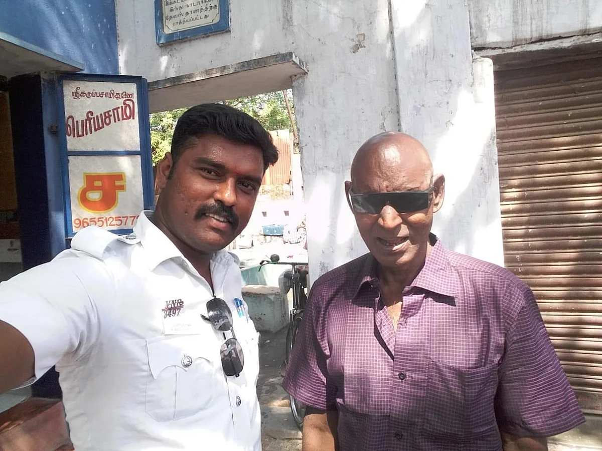 `குப்பையில் அமர்ந்திருப்பார்; சாப்பாட்டுக்கு பணம் கொடுப்பேன்!'- முதியவரை ஸ்டைலிஷ் மனிதராக்கிய டிராஃபிக் காவலர்