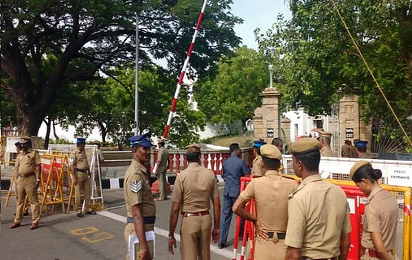 காமராஜர் சாலை, கோட்டையில் போலீஸ் குவிப்பு! - சோதனைக்கு பின் ஊழியர்கள் அனுமதிப்பு