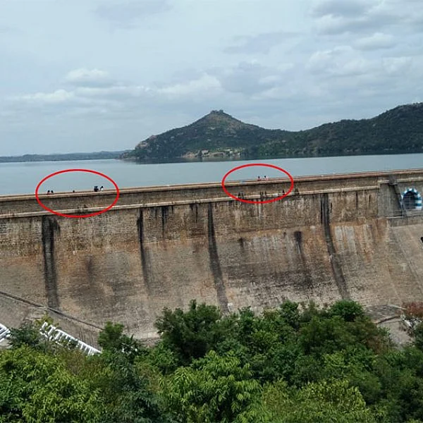 மேட்டூர் அணை வியூவ் பாயின்டில் சுற்றுலாப் பயணிகள்! - தடையைத் தாண்ட உதவிய போலீஸ்