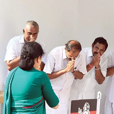 சசிகலா அ.தி.மு.க பொதுச்செயலாளர் பதவி ஏற்ற நிகழ்வில்...
