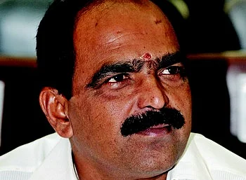 தலைமைக் காவலரை தாக்கிய அதிமுக எம்எல்ஏ மருமகன்கள்!