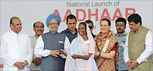 ஆதார்... உரிமைகள் உறிஞ்சும் 'அட்டை'!