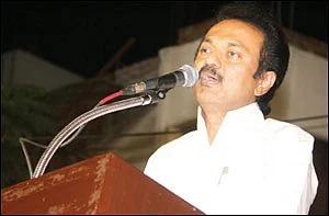 கொள்ளையர்கள் ஆந்திராவில் என்றால், திருடுவது என்ன அ.தி.மு.க-காரர்களா?