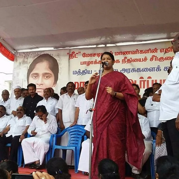 ’சமூக நீதியை அழிக்கும் புறவாசல் ஆயுதமாக நுழைந்த நீட்’: கனிமொழி தாக்கு!