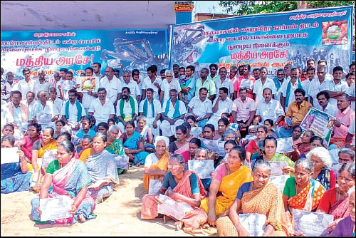 மீண்டும் ஹைட்ரோ கார்பன் திட்டம்? அச்சத்தில் நெடுவாசல் மக்கள்!