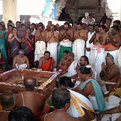 முதல்வருக்காக திருச்செந்தூர் கோயிலில் யாகம் நடத்திய அமைச்சர்கள்