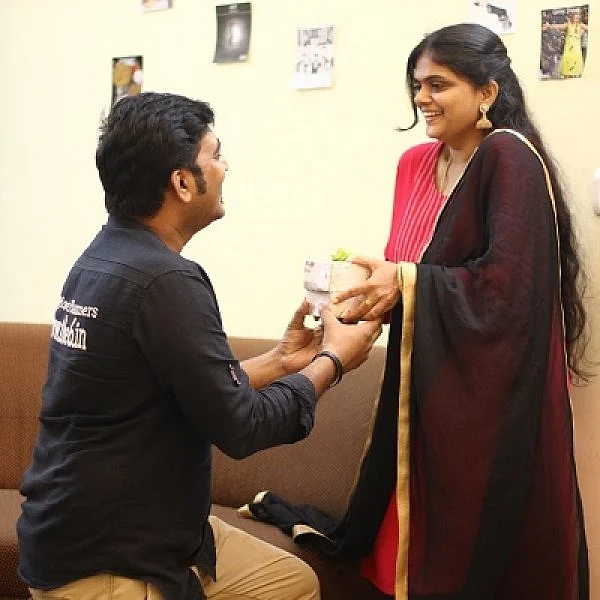 ''நீங்க வேலையை விட்டுட்டா குடும்பம் என்னாகும்னு என் மனைவி கேட்கலை'' - சர்ப்ரைஸ் கிஃப்ட் பிஸினஸில் அசத்தும் தம்பதி