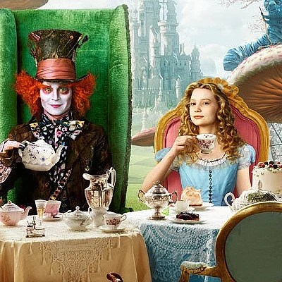 கண்ணாடிக்குள் புகுந்தால் கற்பனை உலகம்! - Alice Through the Looking Glass