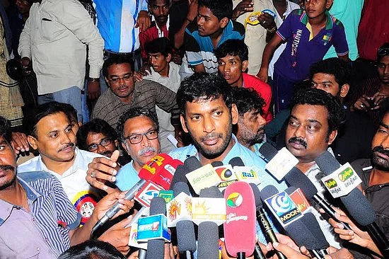 கமல் பற்றி ராதாரவி அவதூறாக பேசியதை விரைவில் வெளியிடுவேன்: விஷால் ஆவேசம்!
