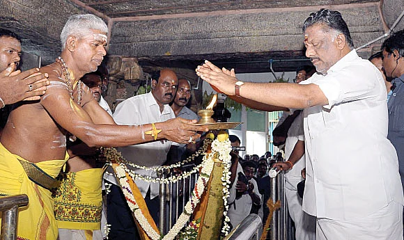 மிஸ்டர் கழுகு : நெருங்கும் நெருக்கடி !