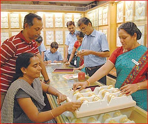 தங்கத்தில் முதலீடு... காயின் வேஸ்ட்! எது பெஸ்ட்?