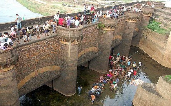 கோதாவரி ஆற்றில் வேன் கவிழ்ந்து 22 பேர் பரிதாப பலி!