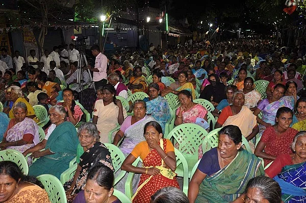 'எனக்காக சின்னம்மா காலில் விழுந்தார் பன்னீர்செல்வம்... ஏன் தெரியுமா?' - கொதிக்கும் தம்பிதுரை