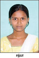 வறுமையில் செம்மை... பிரமிக்க வைக்கும் ப்ளஸ் டூ பெண்கள் !